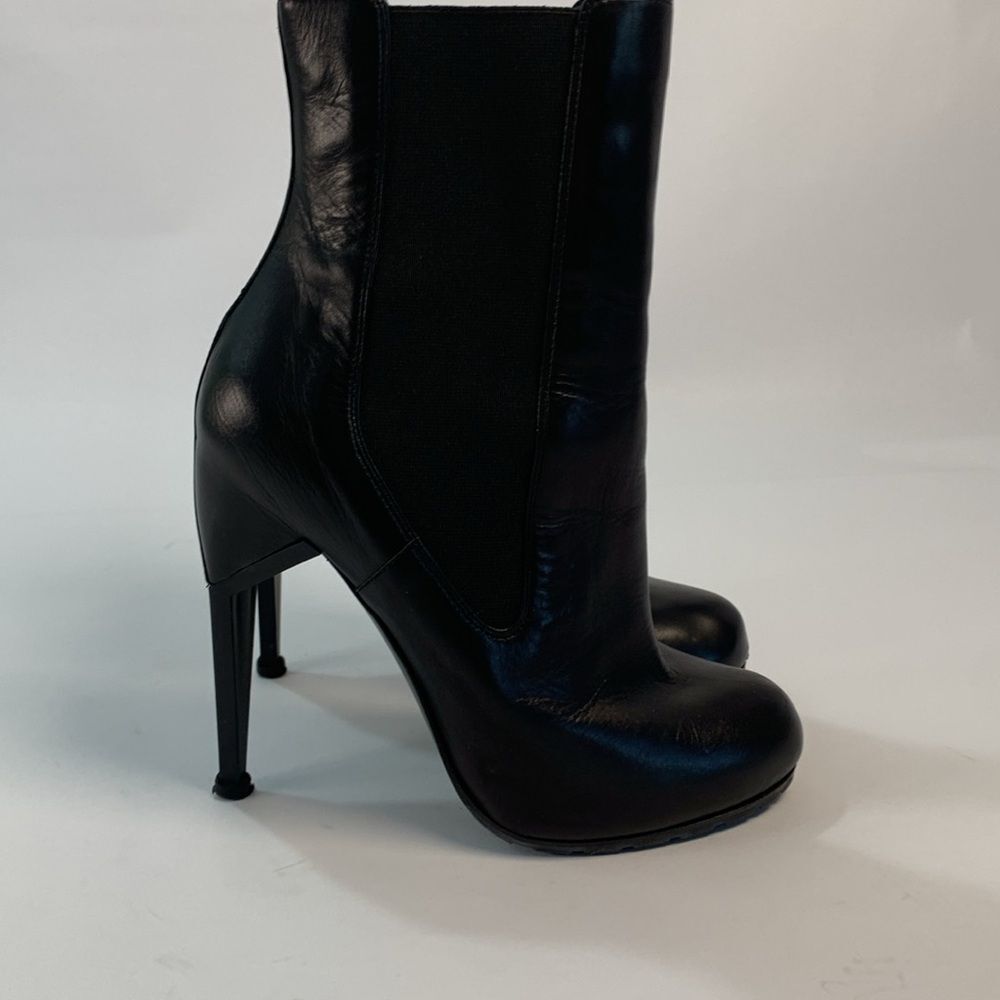 Nicholas Kirkwood black leather round toe high heels Booties 37 EUC